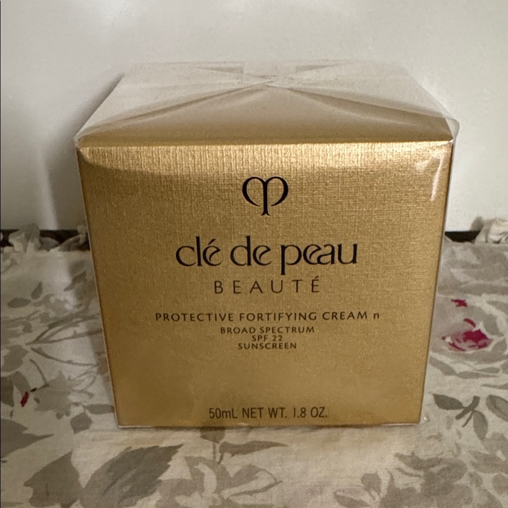 Cle de peau Protective Fortifying Cream with SPF 22